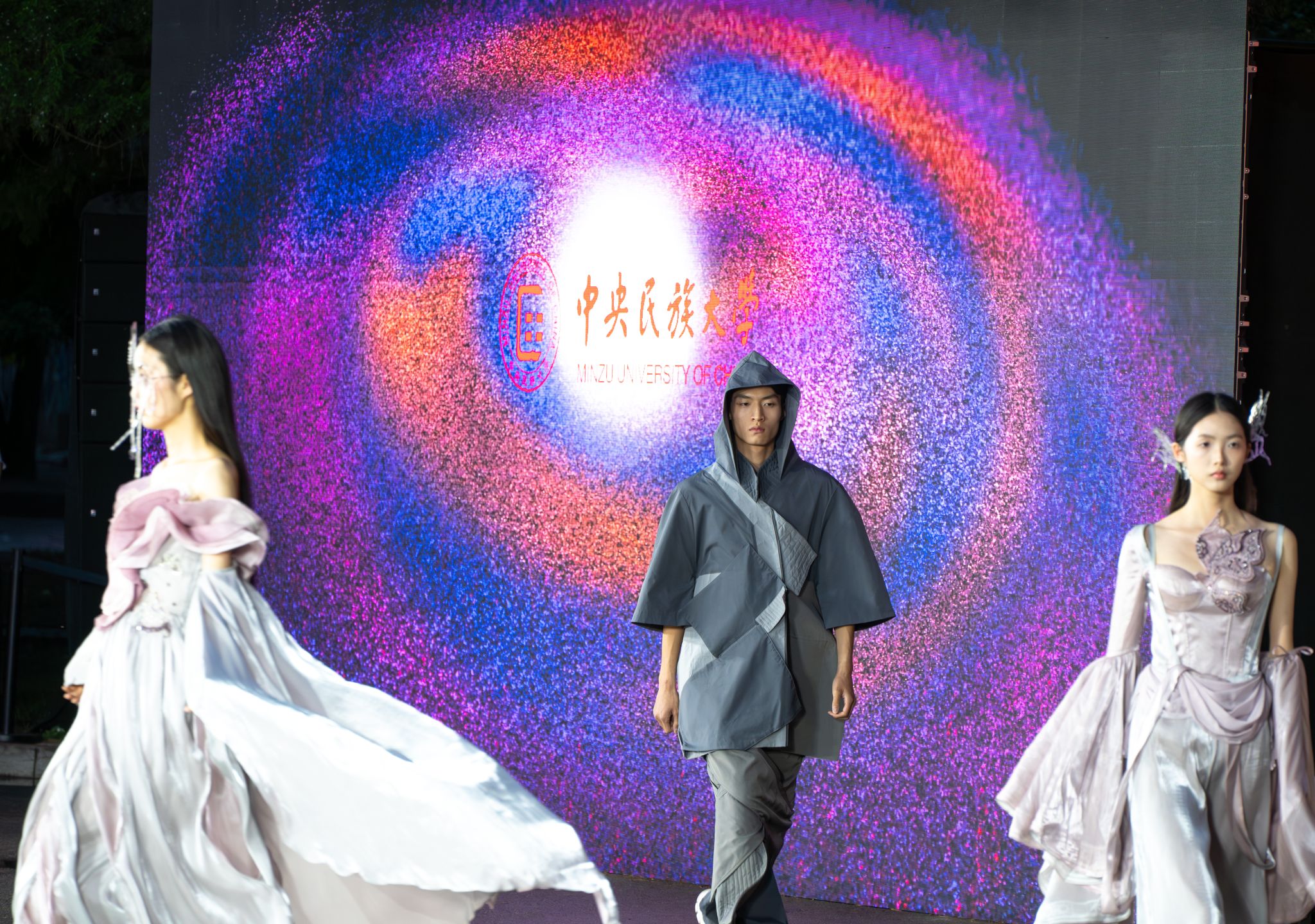 和合乘物——中央民族大学“艺术中的大思政课”暨美术学院毕业季服装设计展在校举办