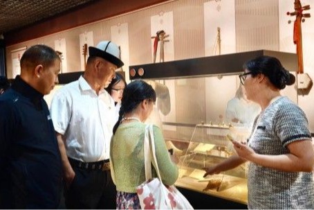 新疆阿合奇县交往交流交融实践团来校参观座谈